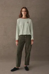 Pantalón de corte barrel en pana color azul marino, con cierre frontal de botones metálicos dorados a la vista y costuras reforzadas en las rodillas.