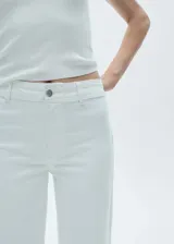 Jeans de tiro alto y diseño culotte en color blanco, con cierre de cremallera y botón, trabillas, bolsillos traseros y bajo deshilachado.