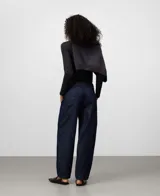 Pantalón de denim azul marino, corte barrel fit, confeccionado en algodón 100%. Presenta pespuntes a tono, trabillas, cierre de botón metálico, canesú en la espalda y bolsillos traseros.