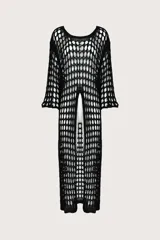 Vestido largo negro de tejido de red calada con abertura frontal y mangas 3/4.