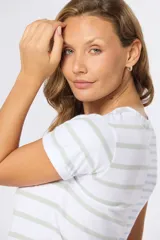 Remera de manga corta con cuello redondo y diseño a rayas horizontales en color beige y rosa.