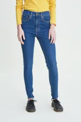 Jeans de tiro alto color azul, ajustados en cadera y muslos, con pierna súper ajustada y denim stretch.