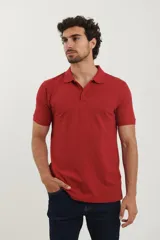Polo de piqué color rojo, manga corta, con cuello y tapeta de botones al tono.