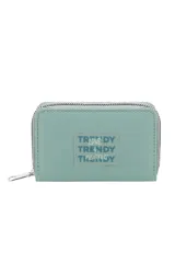 Billetera rectangular con cierre perimetral plateado y tirador de metal. Exterior de material sintético color verde menta con un parche transparente que contiene texto en tonos azules y blancos: "TR Love DY", "TRENDY", "TRENDY MANIFEST Y".