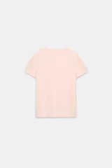 Remera de punto elástico y flexible, color rosado, con cuello redondo y mangas cortas de corte regular.