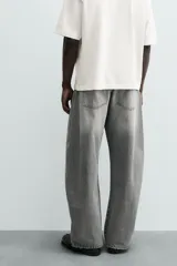 Jeans de hombre, corte balloon fit, tiro medio, confeccionados en denim rígido de algodón. Presentan un efecto lavado con un marcado degradado vertical, cinco bolsillos y cierre frontal con cremallera y botón.