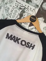 Remera blanca con mangas y cuello negros, estampado sublimado con personajes del anime Tokyo Revengers.