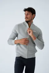 Campera tejida de algodón en color bordó, con cierre frontal completo, cuello alto y logo bordado en el pecho.