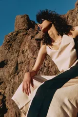 Mono largo bicolor con diseño de bloques en colores beige y negro, con escote en V y tirantes finos.