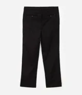 Pantalón de sarga de algodón con corte recto, cintura media, cierre frontal con botón y cremallera, pasantes para cinturón, bolsillos delanteros tipo faca y bolsillos traseros embutidos.