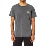 Remera Katin de manga corta, color negro con efecto acid wash. Presenta un pequeño estampado gráfico dorado en el pecho con motivo de sol y tabla de surf.
