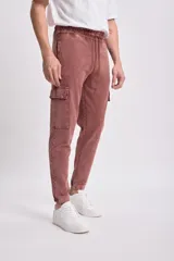 Pantalón deportivo cargo jogger color marrón con bolsillos laterales y tobillos ajustados.