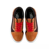 Zapatillas Vans Old Skool de caña baja, con capellada de gamuza color marrón y paneles laterales de lona color tostado. Presentan la icónica sidestripe de cuero marrón, cuello acolchado, puntera reforzada y suela de goma blanca con diseño waffle. Cordones rojos.