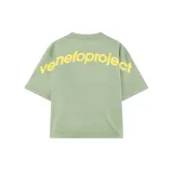 Remera de corte oversize color verde, con estampa tipográfica en color amarillo en la parte superior de la espalda.