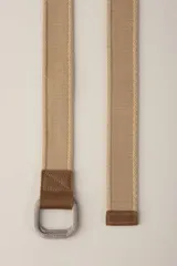 Cinturón gris de tela con hebilla metálica doble cuadrada.