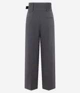 Pantalón de vestir gris oscuro, modelo wide leg, con cintura traspasada y hebilla metálica. Presenta pliegues delanteros marcados y bolsillos traseros.
