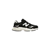 Championes New Balance 9060, de diseño chunky en color negro y blanco, con capellada de malla y superposiciones de gamuza, entresuela gruesa y el característico logo "N" en los laterales.