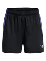 Short deportivo Under Armour de mujer, modelo Challenger Knit, de color negro con paneles laterales de malla en color lila. Confeccionado en tejido de punto suave, ligero y de secado rápido, cuenta con cintura elástica.