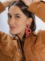 Aros colgantes con forma de serpiente roja delineada con strass y cierre a presión de acero inoxidable.