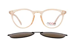 Anteojos de receta con marco de acetato traslúcido en tono miel y clip-on solar polarizado desmontable en color negro.