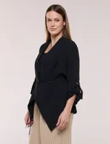 Chaqueta liviana color beige de silueta fluida y diseño abierto, con solapa caída, cintura con cordón ajustable y mangas 3/4 con presilla y argolla metálica.