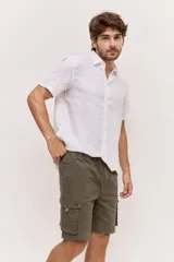 Bermuda cargo de gabardina color beige, con bolsillos laterales con solapa y cordón ajustable en la cintura.