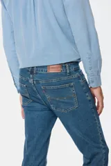 Pantalón de jean skinny celeste con spandex, tiro medio y corte ajustado.