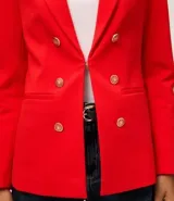 Blazer femenino de sastrería confeccionado en punto roma, con cuello solapa, cierre frontal con botones decorativos y diseño estructurado.