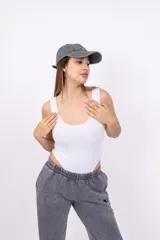 Body azul marino de algodón con corte clásico y escote redondo.