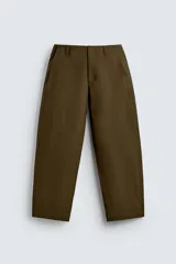 Pantalón de corte balloon fit, color negro, con bolsillos laterales de vivo y bolsillos traseros con solapa. Presenta cierre frontal con cremallera y botón.