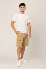 Bermuda color beige de gabardina con licra y corte a la rodilla. Cuenta con bolsillos laterales tipo cargo con solapa y bolsillos delanteros y traseros.