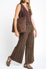 Chaleco de punto color beige con cuello en V y cierre frontal con botones.