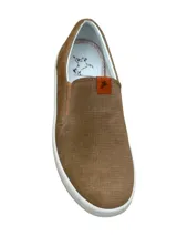 Zapato slip-on color marrón claro con perforaciones, elástico lateral y suela blanca.