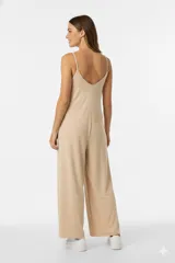 Mono de lino con breteles finos, cuello en V y diseño holgado de pierna ancha.