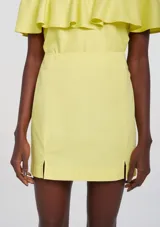 Pollera corta recta color amarillo.