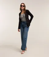 Blazer femenino de sastrería confeccionado en punto roma, con cuello solapa, cierre frontal con botones decorativos y diseño estructurado.