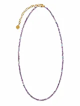 Gargantilla de cuentas de cristal transparente con cadena de alargue dorada y dije de corazón pequeño.