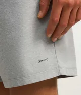 Bermuda deportiva Get Over para hombre, de color gris, con cintura elástica, cordón interno ajustable y bolsillo con cierre en la parte trasera.