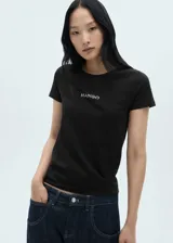 Camiseta de manga corta y cuello redondo, confeccionada en algodón. Presenta un diseño recto con el logo de la marca estampado en el centro del pecho.