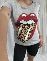 Remera gris de manga corta con estampado de la lengua de los Rolling Stones con animal print.