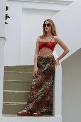 Falda larga de corte fluido con estampado de leopardo y acabado plisado.