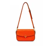 Cartera tipo bandolera de color naranja vibrante con textura efecto cocodrilo. Presenta un diseño rectangular con solapa frontal, cierre metálico dorado y correa larga ajustable.