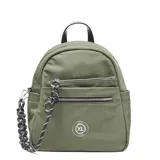 Mochila urbana de diseño compacto en color verde militar, confeccionada en material textil. Presenta un compartimento principal con cierre, un bolsillo frontal con cierre y detalles de tiradores de cuerda trenzada en blanco y negro. Incluye el logo de la marca XL Extra Large en un aplique circular metálico en la parte inferior.