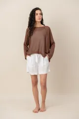 Sweater de tejido semitransparente color marrón con brillo dorado, cuello bote y mangas largas de corte holgado.