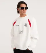 Saco deportivo boxy de algodón felpa color blanco, con cuello redondo, manga raglán larga y recortes rojos en los hombros. Presenta bordados frontales con texto "OFFICIAL NATIONAL MAJOR HARMONY", un logo circular y el número "31". Las mangas tienen un patrón de cuadros rojos y blancos.