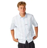 Camisa de manga corta con diseño a rayas verticales en tonos celeste y blanco, cuello camisero, cierre frontal de botones y bolsillo en el pecho con logo bordado.