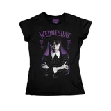 Remera negra de corte entallado con estampa frontal de Merlina Addams en tonos violetas y detalles góticos.