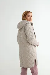 Campera acolchada negra con diseño de rombos, cierre frontal con cremallera y botones a presión, y capucha integrada.