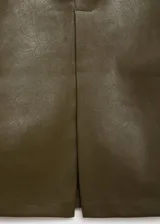 Falda midi tipo lápiz de tiro medio, con efecto piel en color verde militar y abertura posterior en el bajo. Cuenta con cierre de cremallera lateral.
