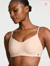 Sujetador inalámbrico y sin costuras de Victoria's Secret, modelo CoolBra Lightly Lined Wireless Plunge en color marzipan. Cuenta con escote pronunciado, relleno transpirable ligeramente forrado y tirantes ajustables con detalle del logotipo de la marca.